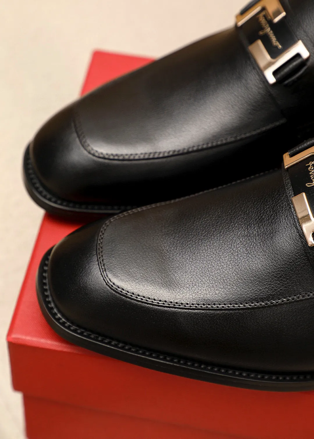 Men's shoes 💰460 💐 Product trademark: Ferragamo "Ferragamo" casual leather shoes Regular size: 38-44 (45.46🉑️customized) Product materials: Selected imported first-layer calfskin upper + luxury hardware buckle, imported water-dyed cowhide leather lining. Strong three-dimensional visual effect, original rubber outsole Color: 2⃣️colors available